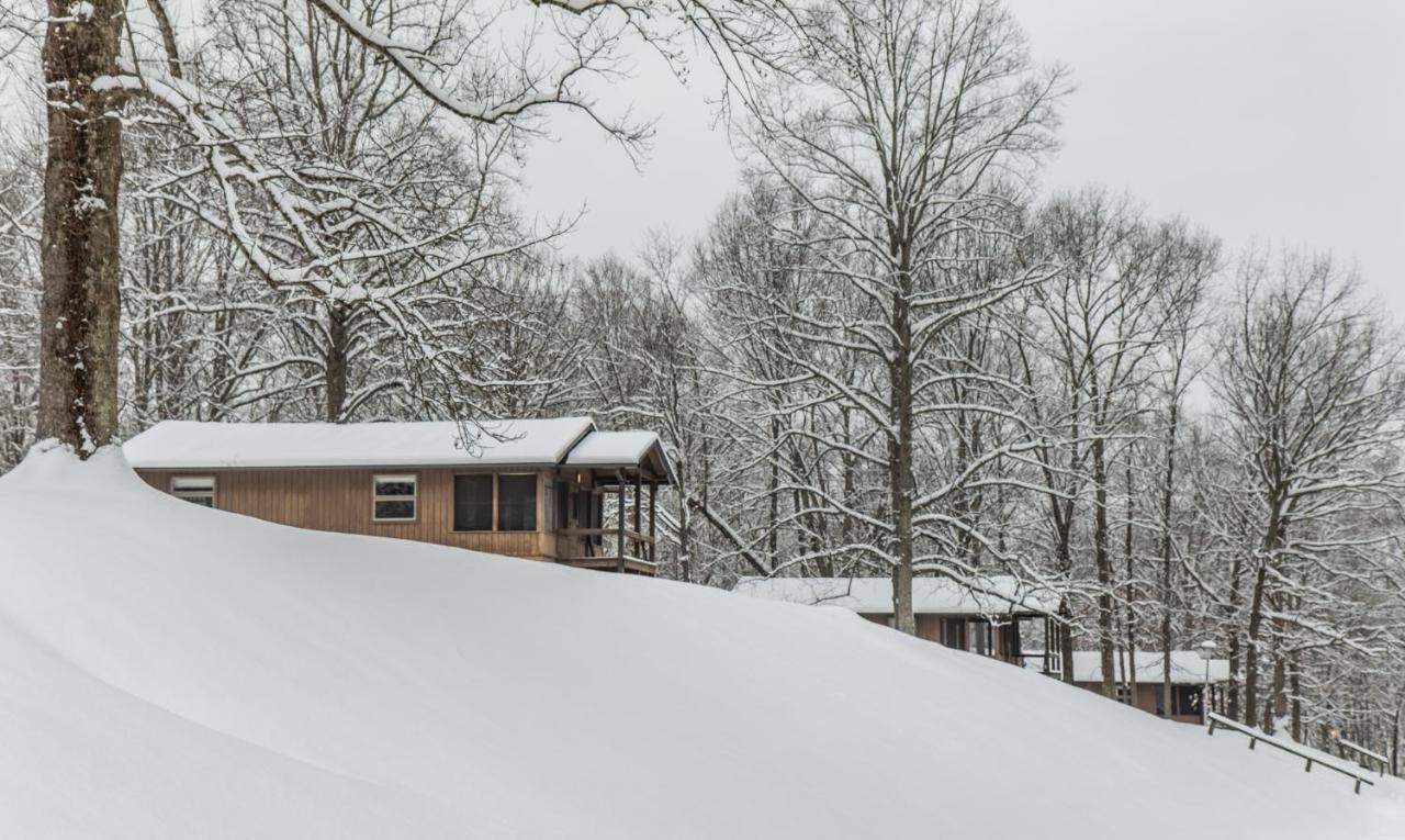 Burr Oak Lodge And Conference Center Glouster Eksteriør bilde